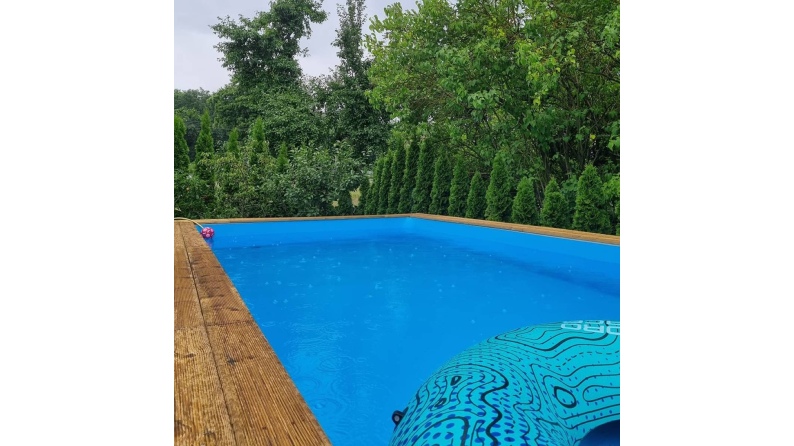 Piscina de madera AQUA 8.5 x 4.35 – H.1.45 m, azul claro, con vigas a encastrar en la solera
