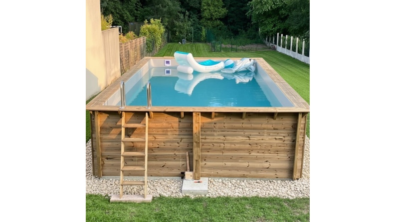 Piscina de madera AQUA 8.5 x 4.35 - H.1.45 m, azul claro, con vigas a atornillar a la solera