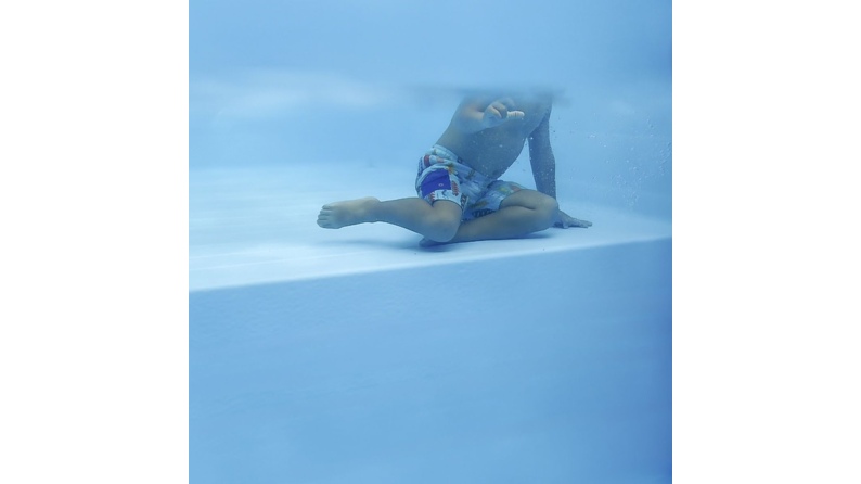 Piscina de madera AQUA 8.5 x 4.35 - H.1.45 m con playa, gris, con vigas a encastrar en la solera